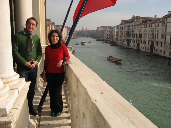 Auf dem Balkon des Palazzo Balbi in Venedig.
