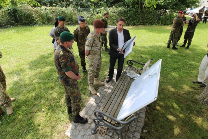 Militärhistorische Führung auf dem Schlachtfeld von Elchingen mit dem stellvertretenden Oberbefehlshaber der NATO, General Richard Shirreff.